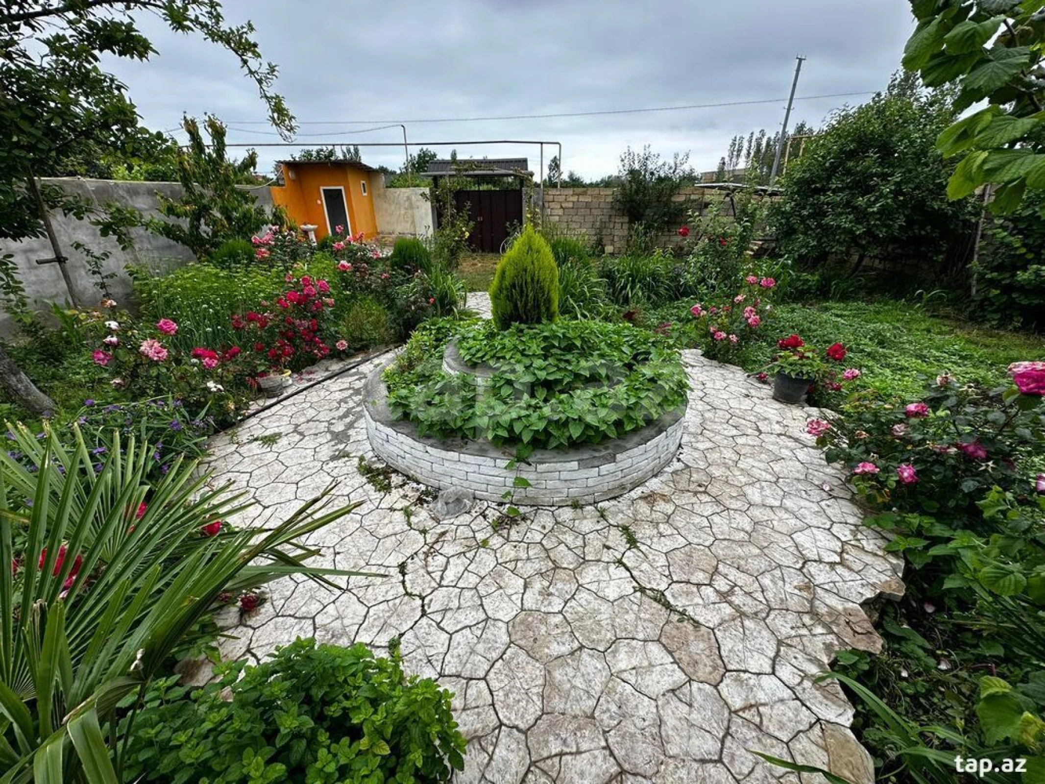 Kirayə verilir 4 otaqlı həyət evi