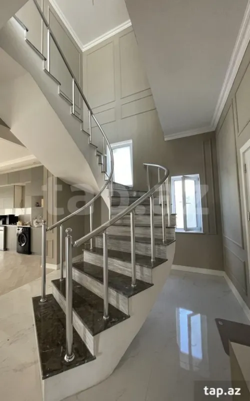 Satılır 6 otaqlı həyət evi 600 m²