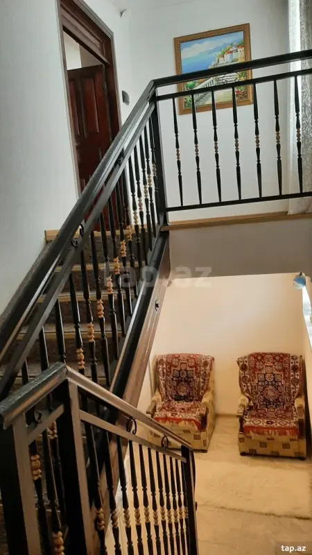 Satılır 8 otaqlı həyət evi 200 m²