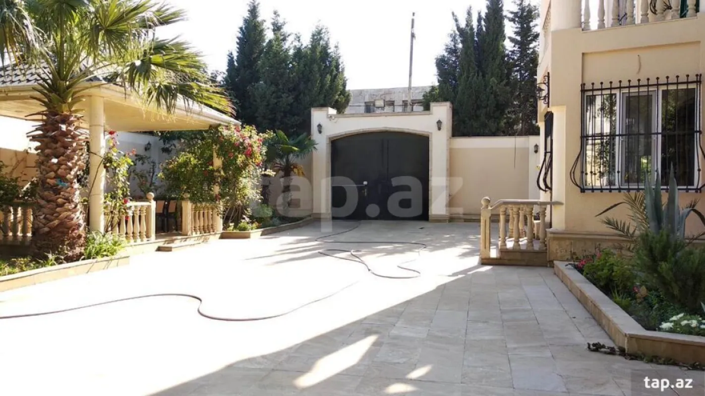 Satılır 8 otaqlı həyət evi