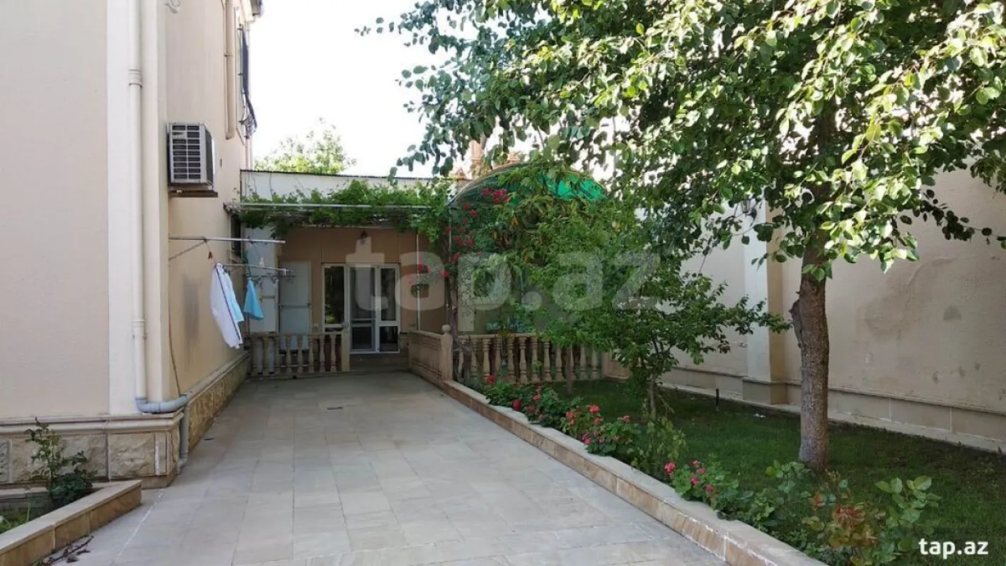 Satılır 8 otaqlı həyət evi