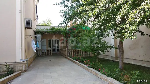 Satılır 8 otaqlı həyət evi