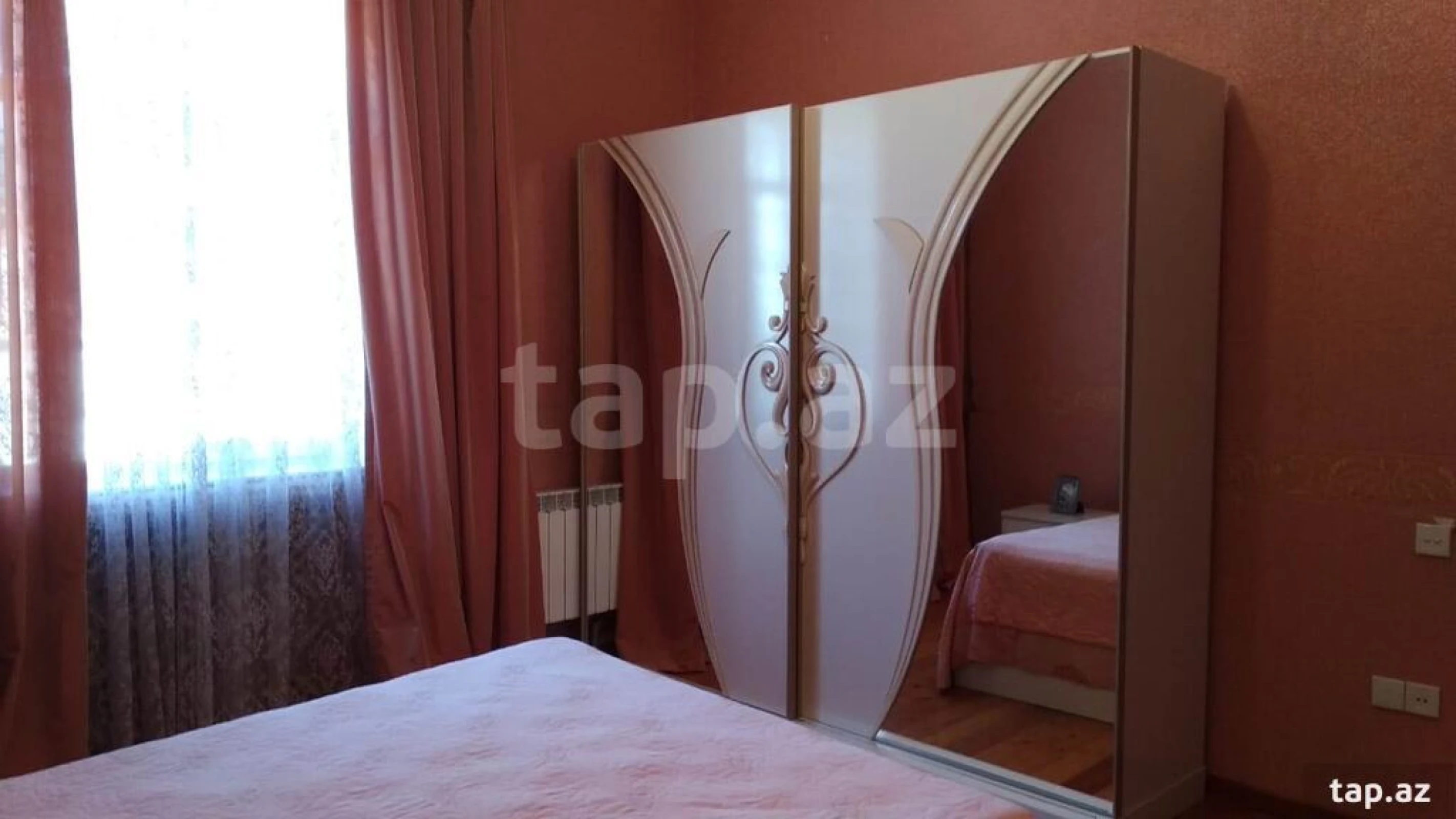 Satılır 8 otaqlı həyət evi