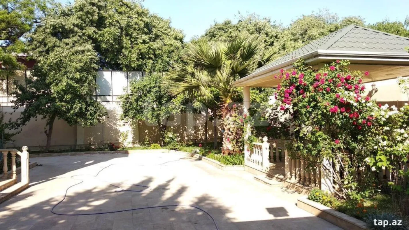 Satılır 8 otaqlı həyət evi