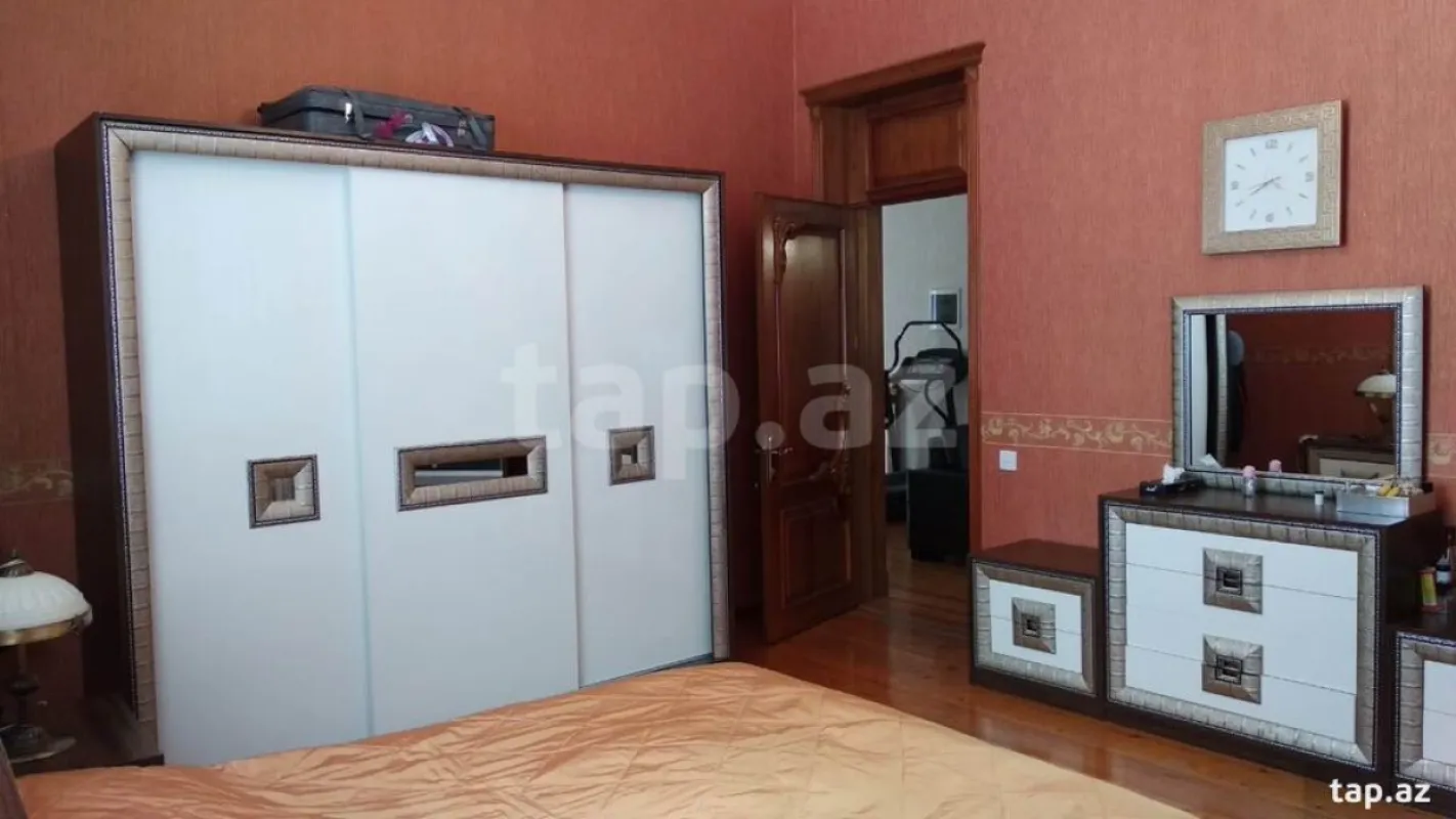 Satılır 8 otaqlı həyət evi