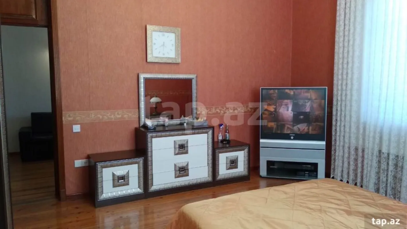 Satılır 8 otaqlı həyət evi