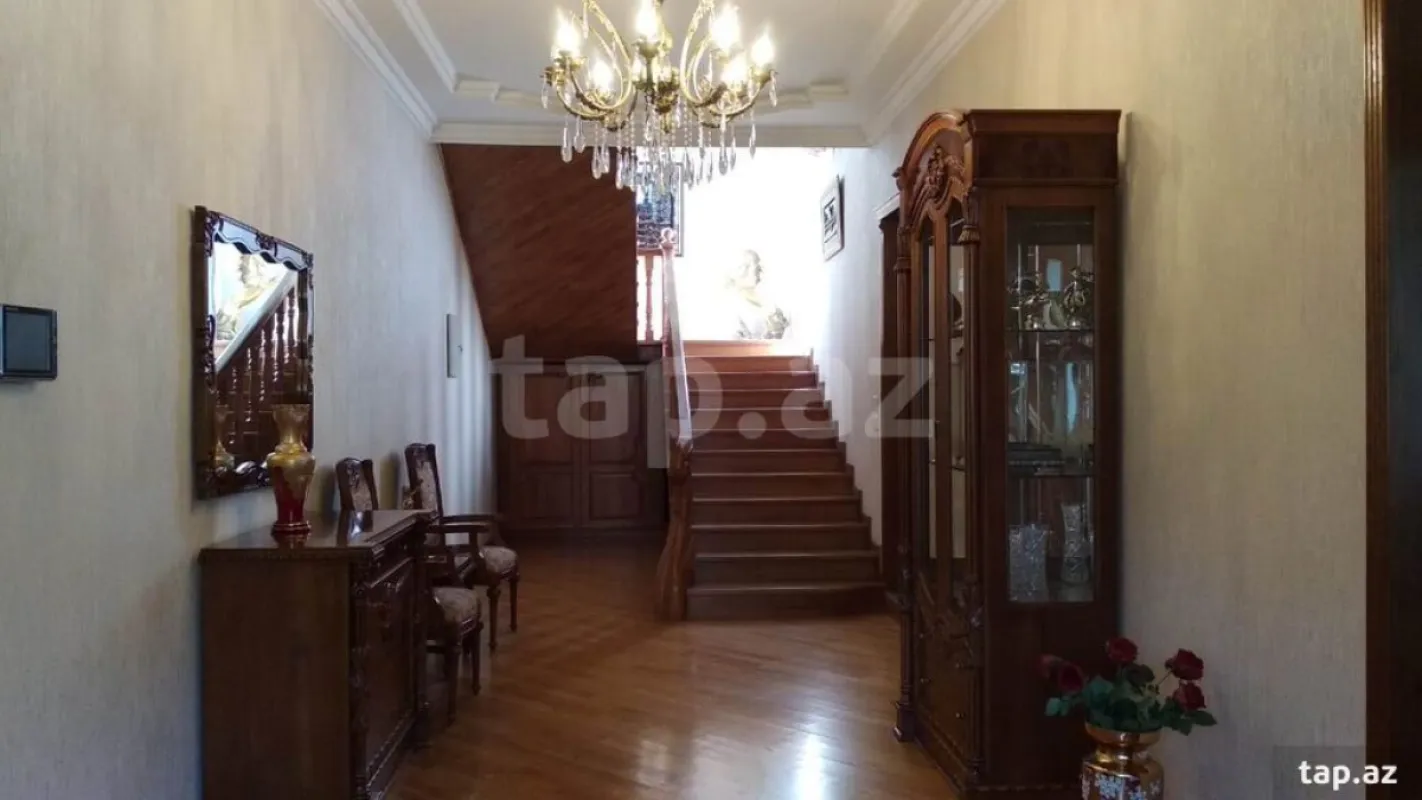 Satılır 8 otaqlı həyət evi