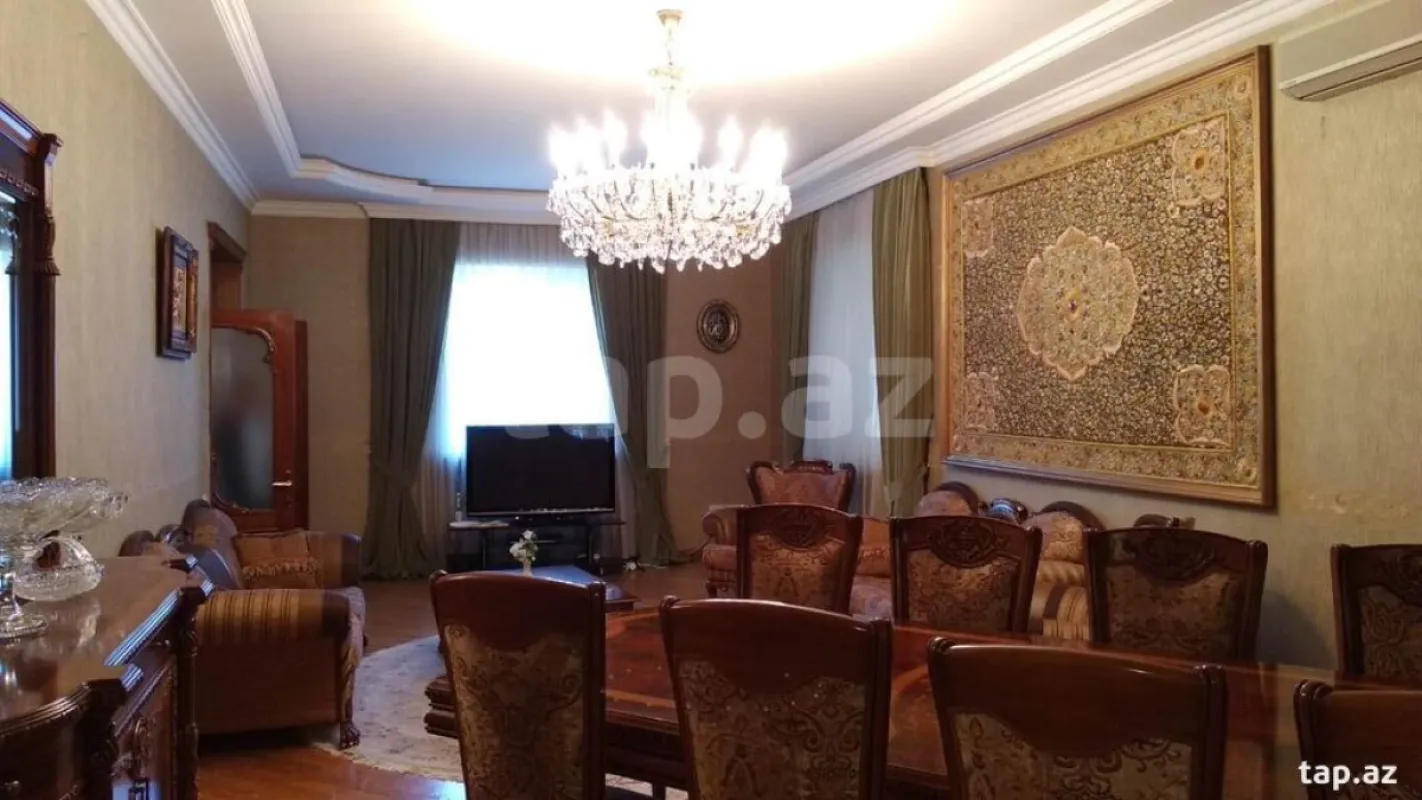 Satılır 8 otaqlı həyət evi