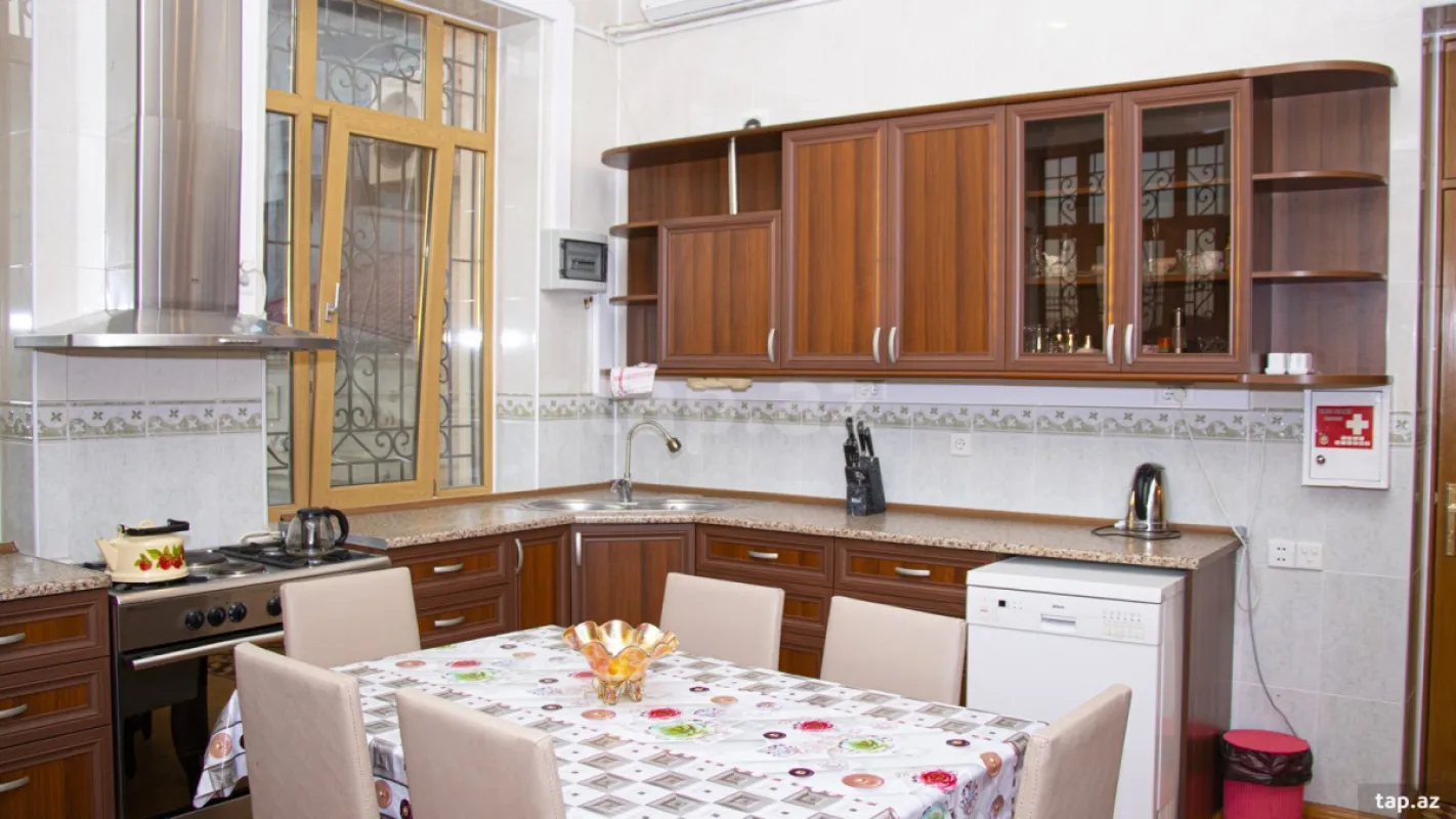 Kirayə verilir 9 otaqlı həyət evi