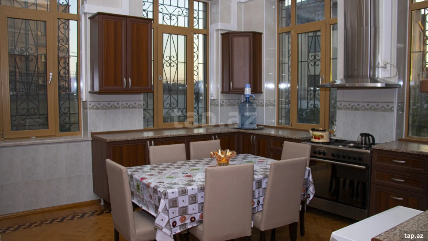 Kirayə verilir 9 otaqlı həyət evi