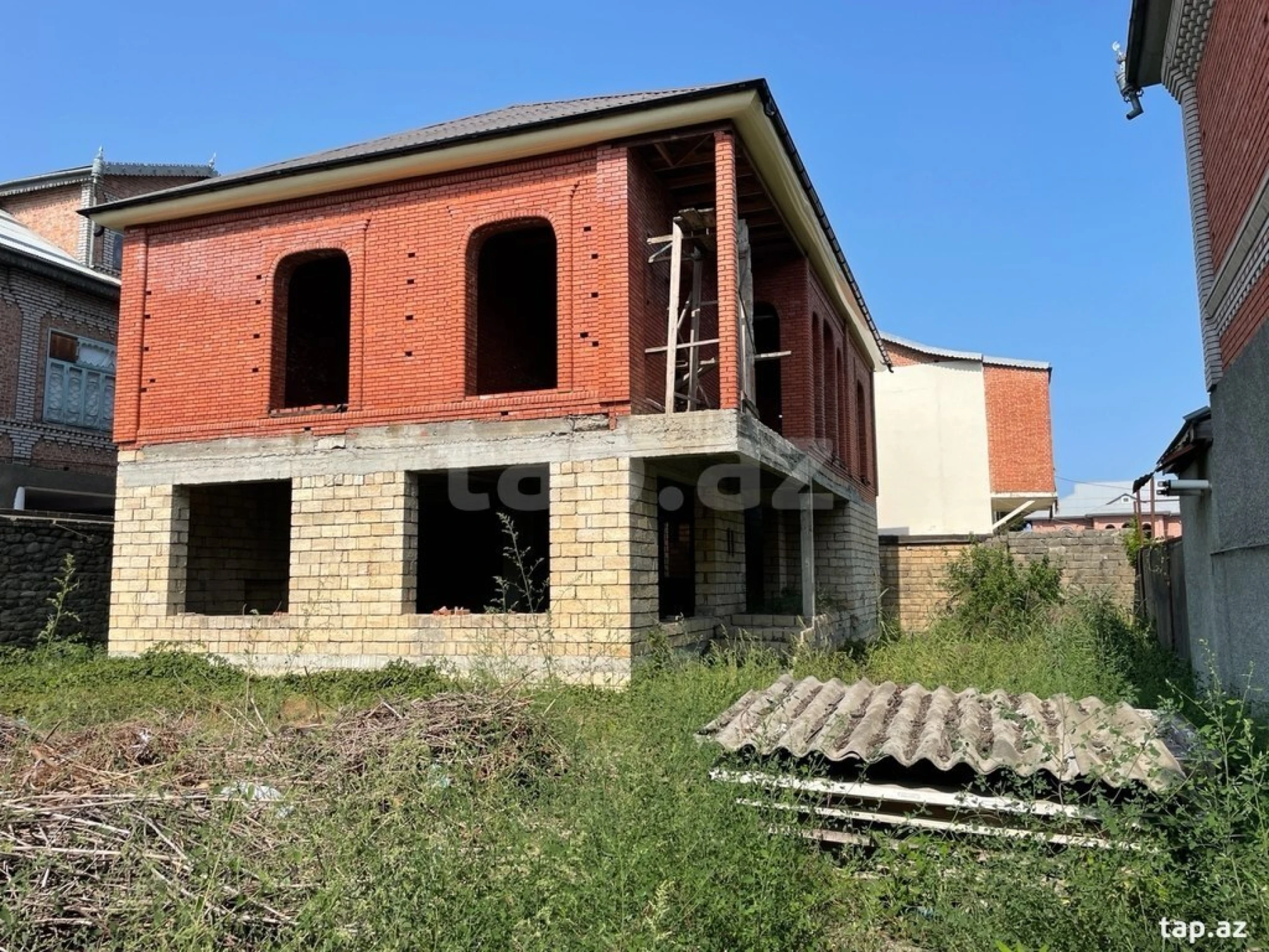 Satılır 10 otaqlı həyət evi