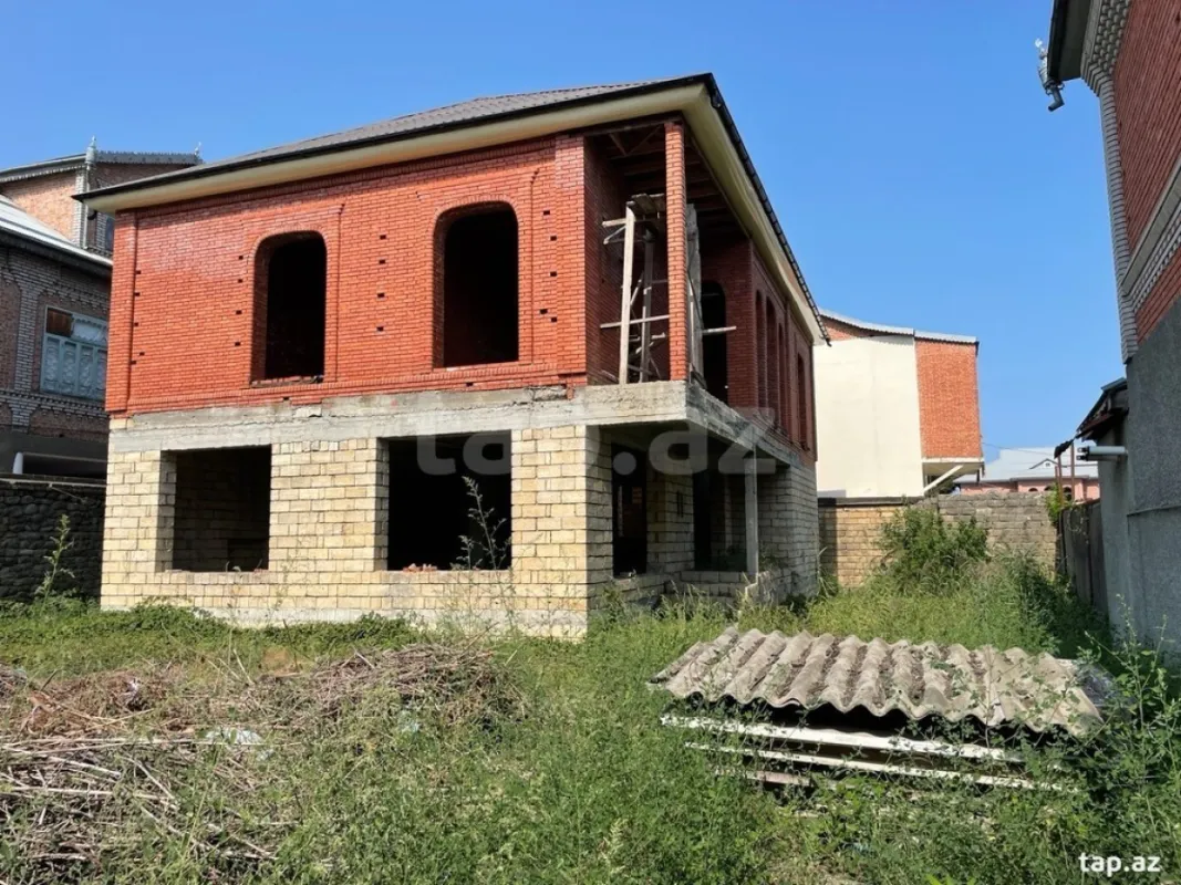 Satılır 10 otaqlı həyət evi