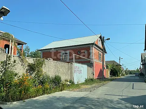 Satılır 10 otaqlı həyət evi