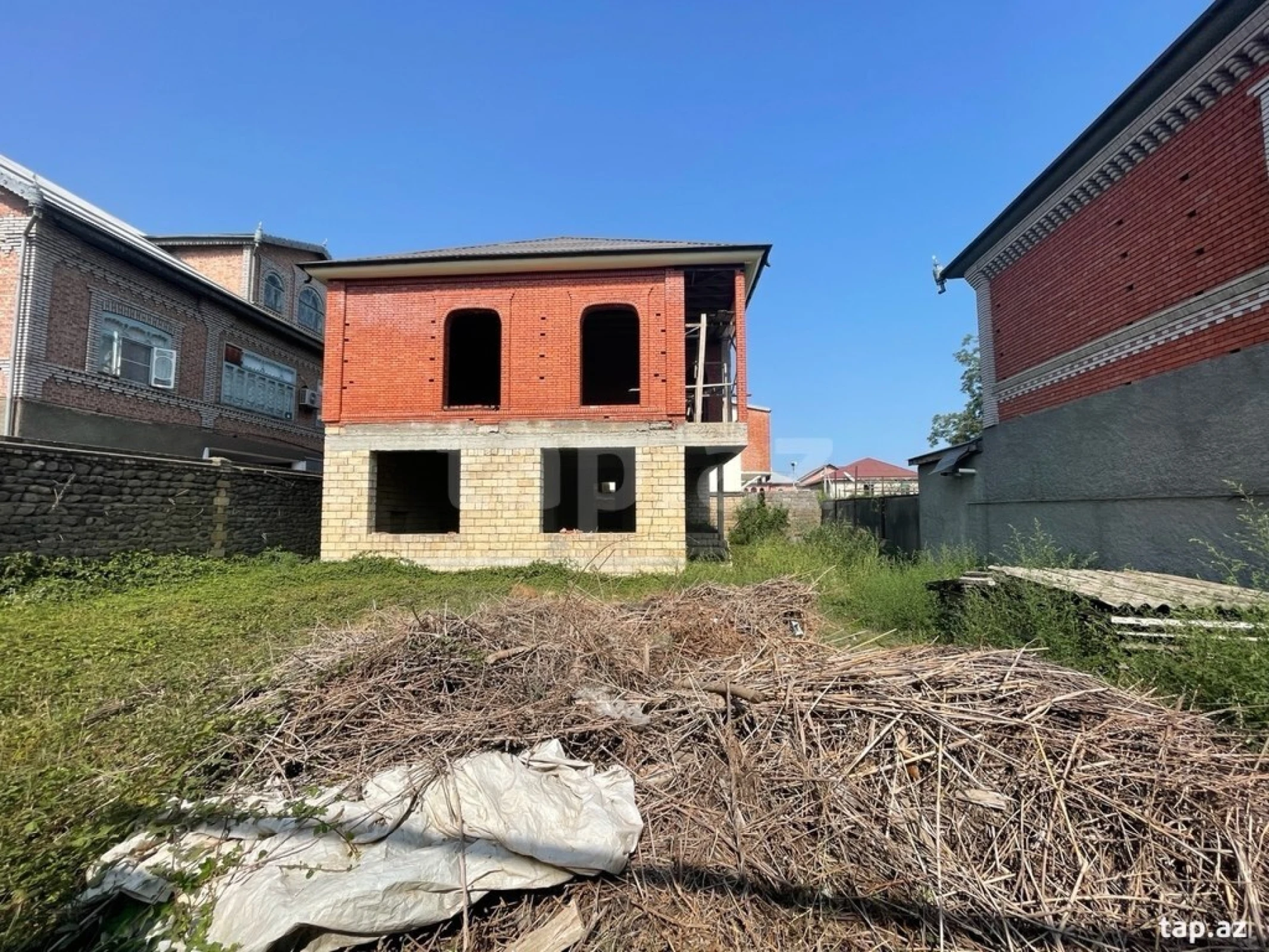 Satılır 10 otaqlı həyət evi