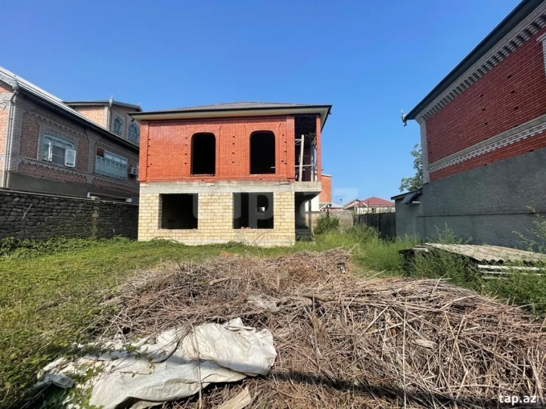 Satılır 10 otaqlı həyət evi