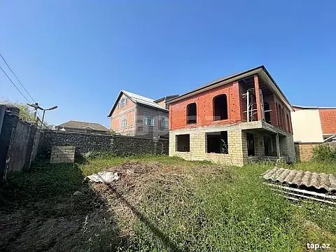 Satılır 10 otaqlı həyət evi