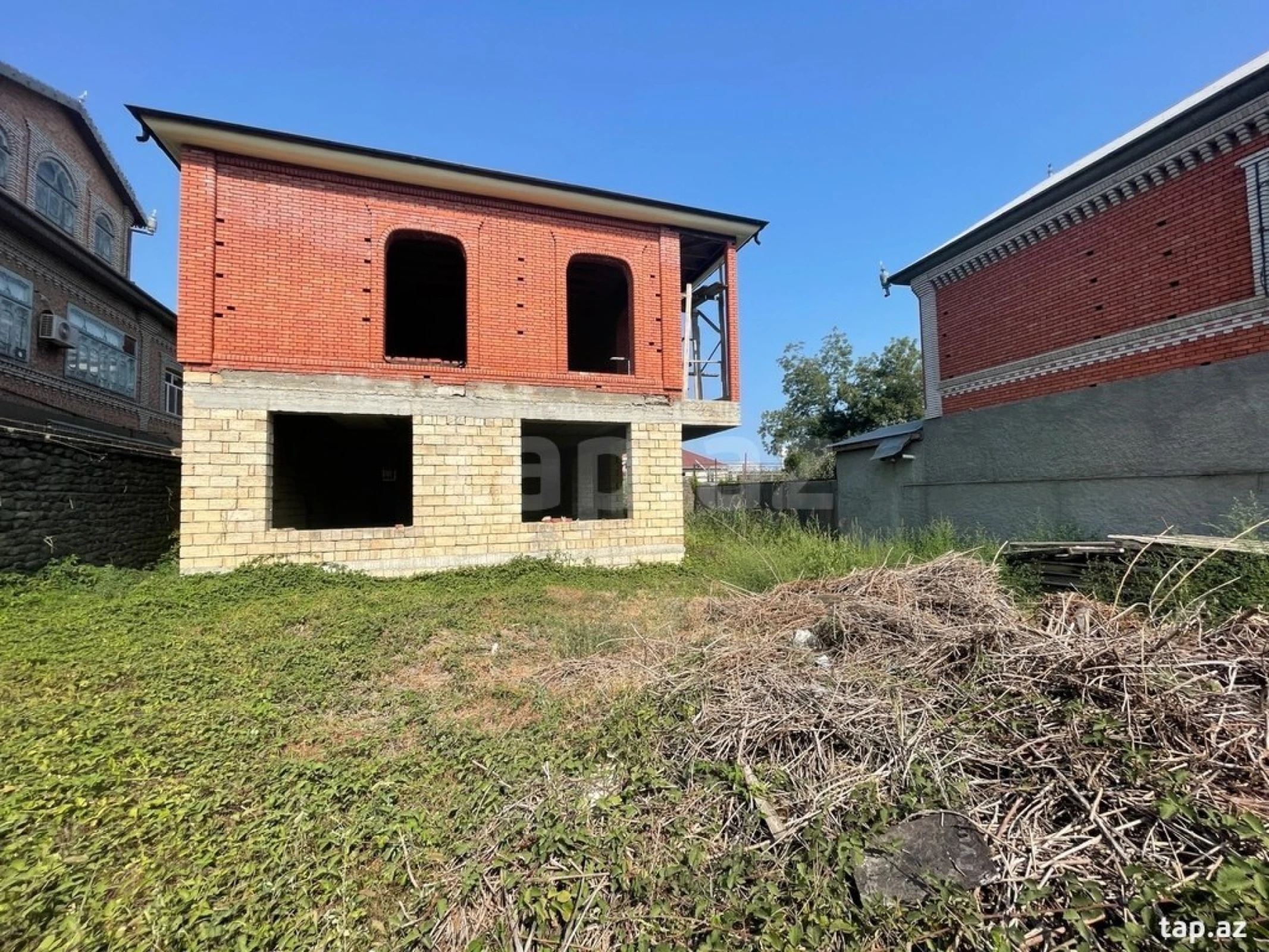 Satılır 10 otaqlı həyət evi