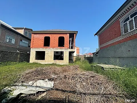 Satılır 10 otaqlı həyət evi