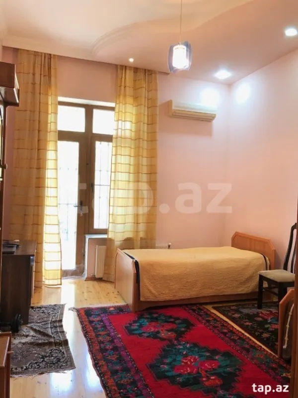 Satılır 9 otaqlı həyət evi