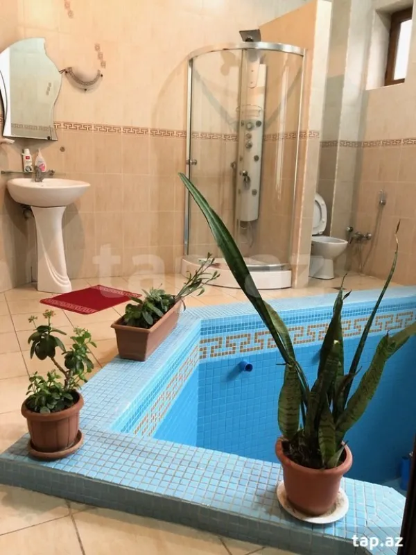 Satılır 9 otaqlı həyət evi