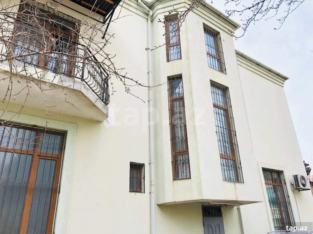Satılır 9 otaqlı həyət evi