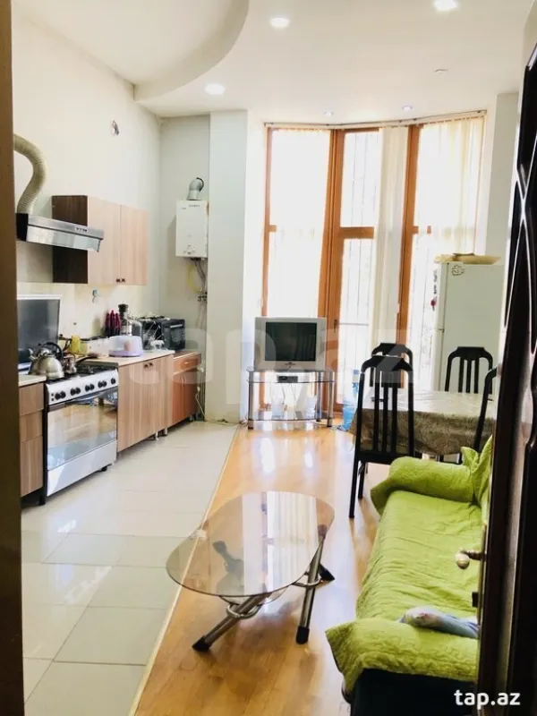 Satılır 9 otaqlı həyət evi