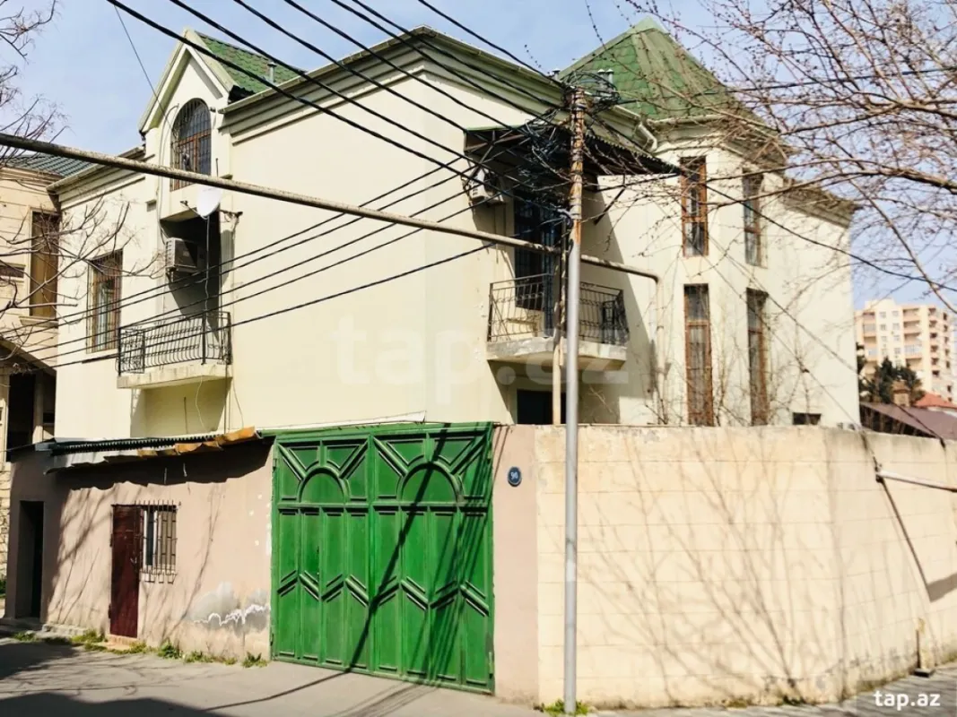 Satılır 9 otaqlı həyət evi