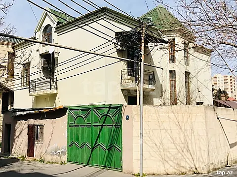 Satılır 9 otaqlı həyət evi