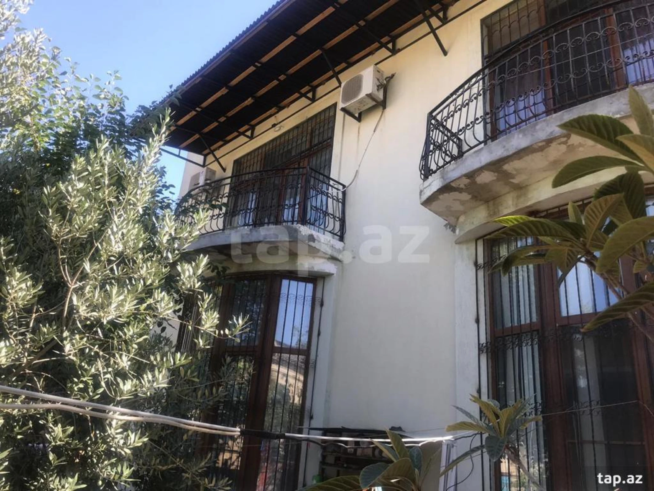 Satılır 9 otaqlı həyət evi