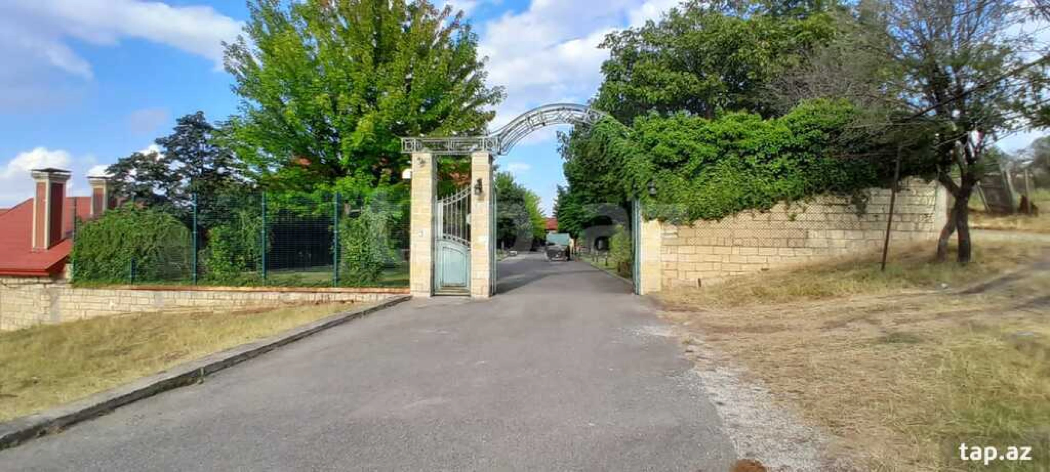 Satılır 15 otaqlı həyət evi