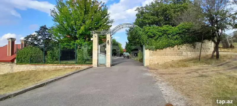 Satılır 15 otaqlı həyət evi