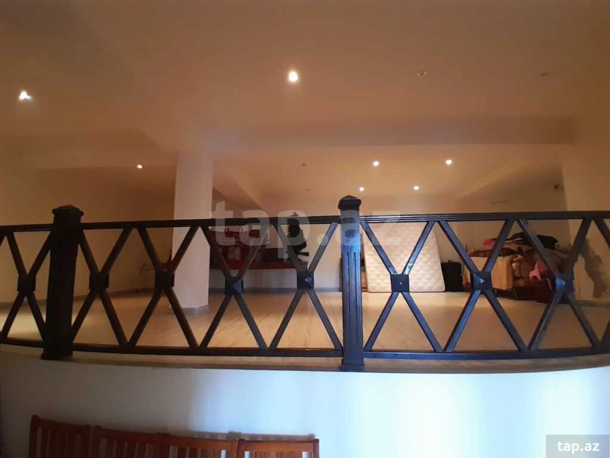 Satılır 15 otaqlı həyət evi