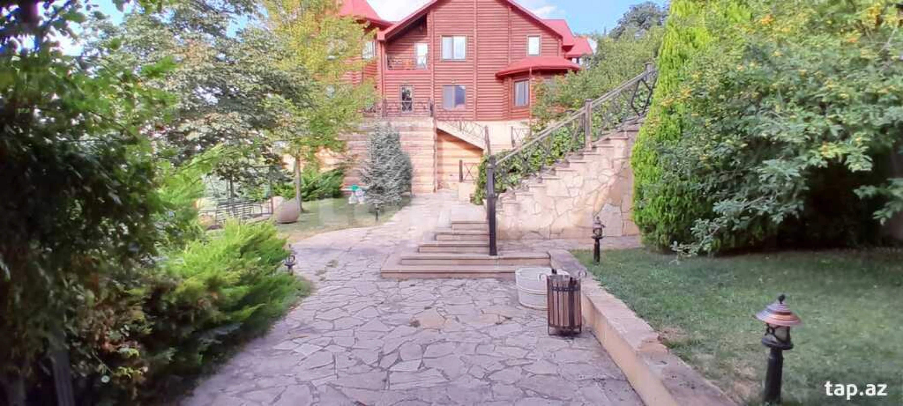 Satılır 15 otaqlı həyət evi