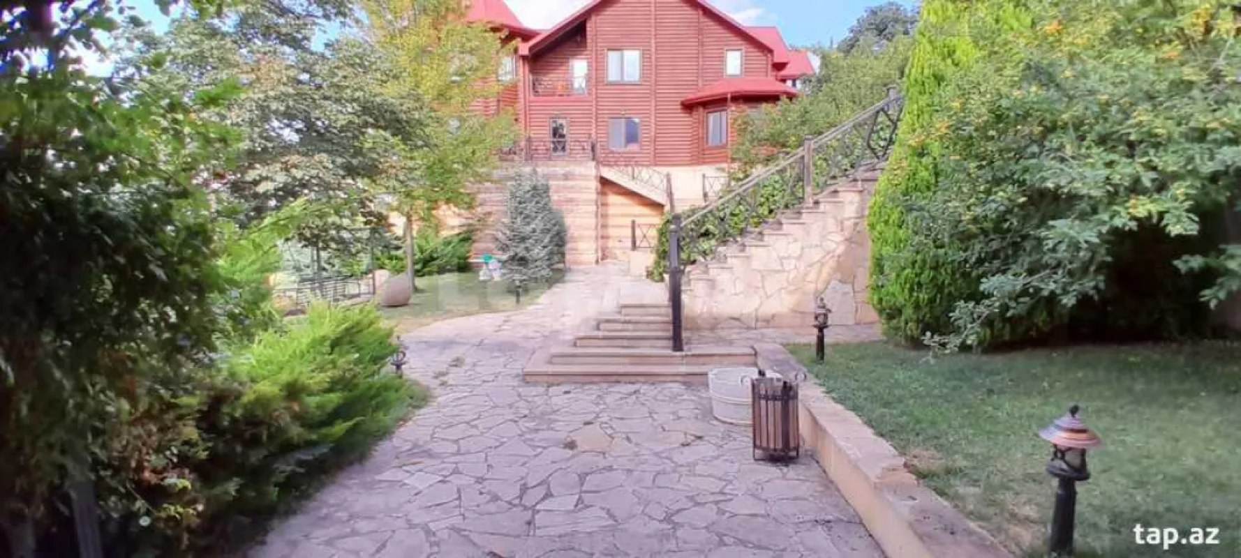 Satılır 15 otaqlı həyət evi