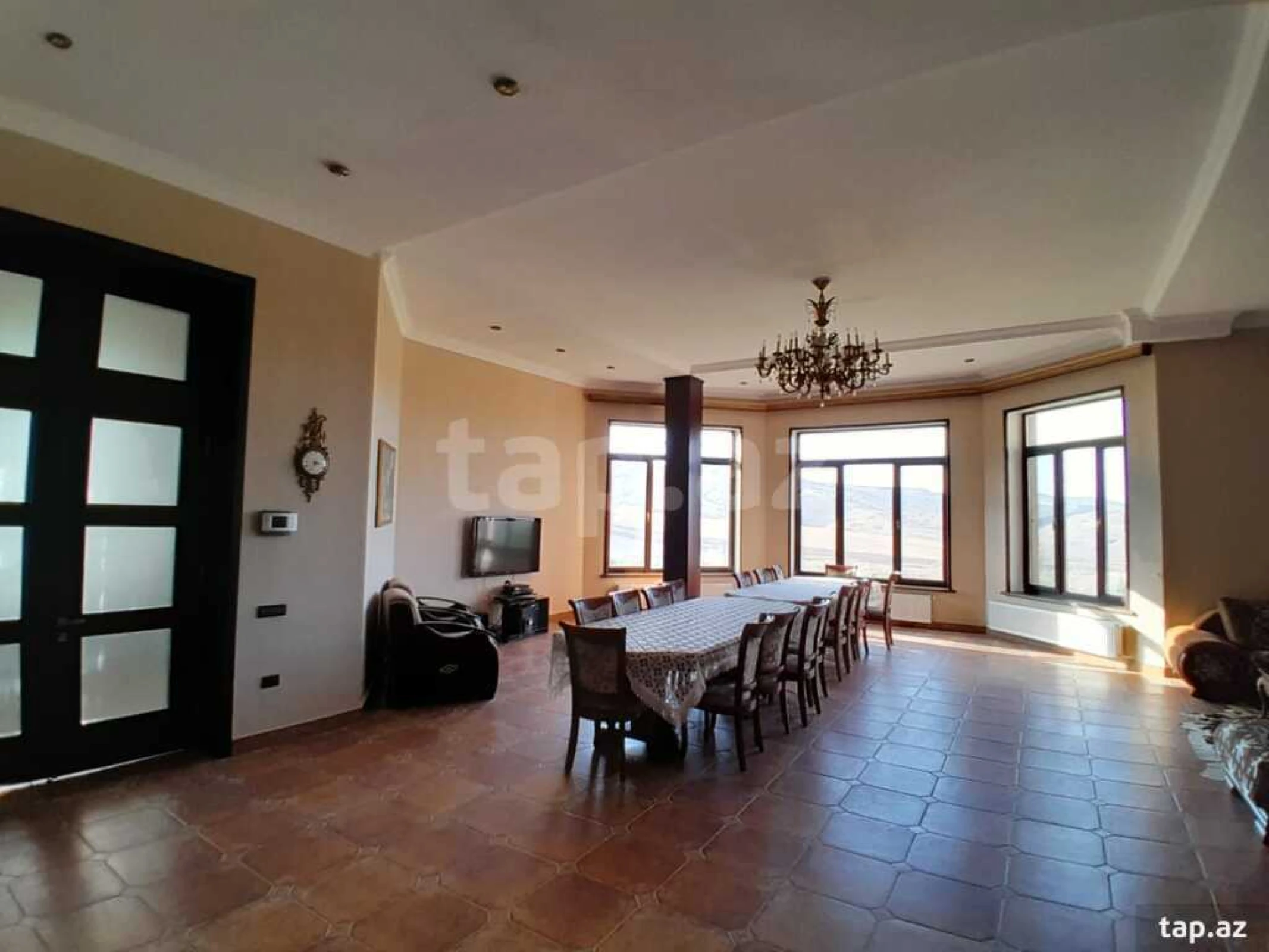 Satılır 15 otaqlı həyət evi