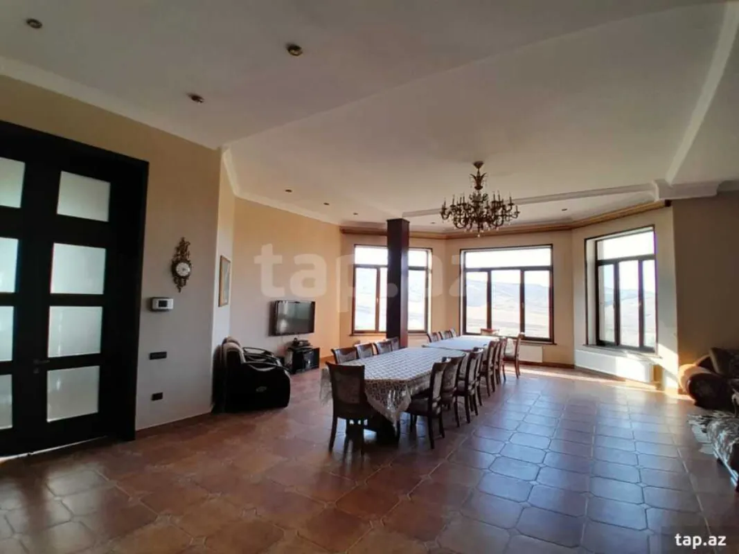 Satılır 15 otaqlı həyət evi