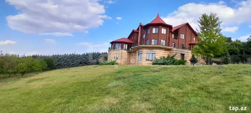 Satılır 15 otaqlı həyət evi