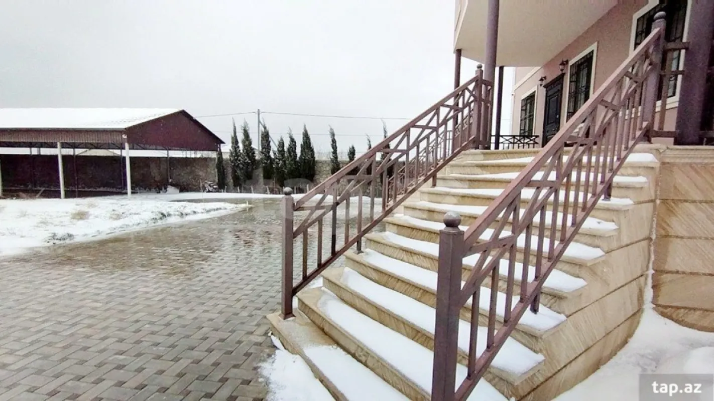 Satılır 10 otaqlı həyət evi 768 m²