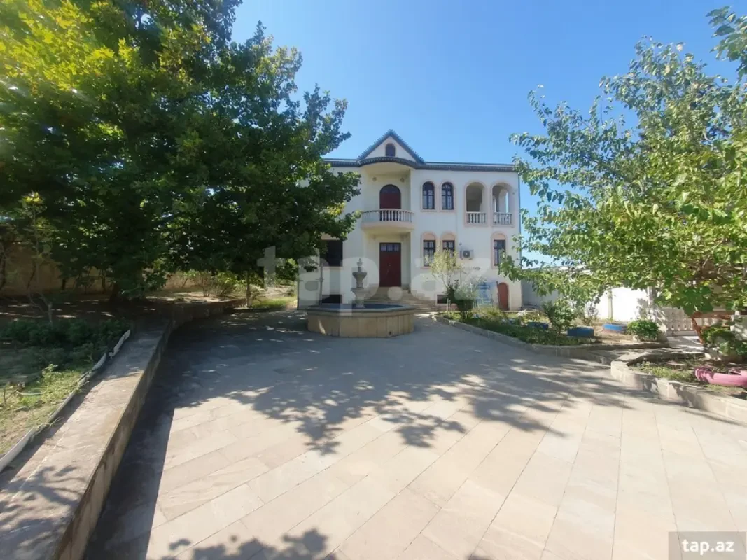 Satılır 6 otaqlı həyət evi 216 m²