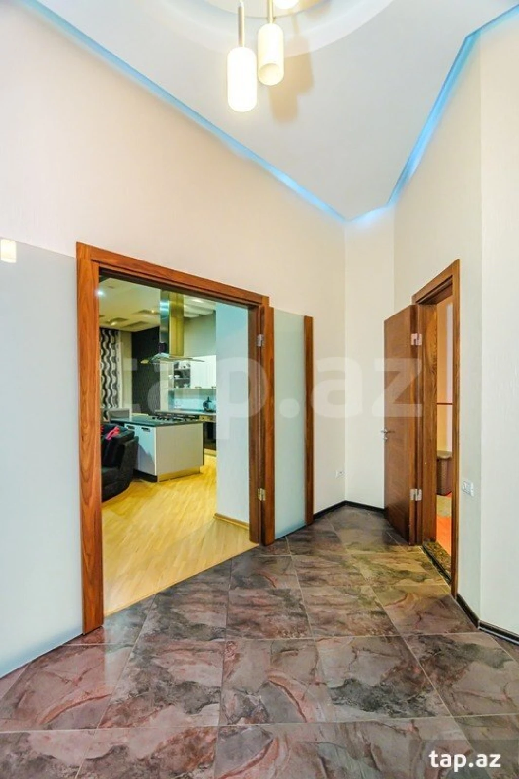 Kirayə verilir 4 otaqlı yeni tikili 210 m²