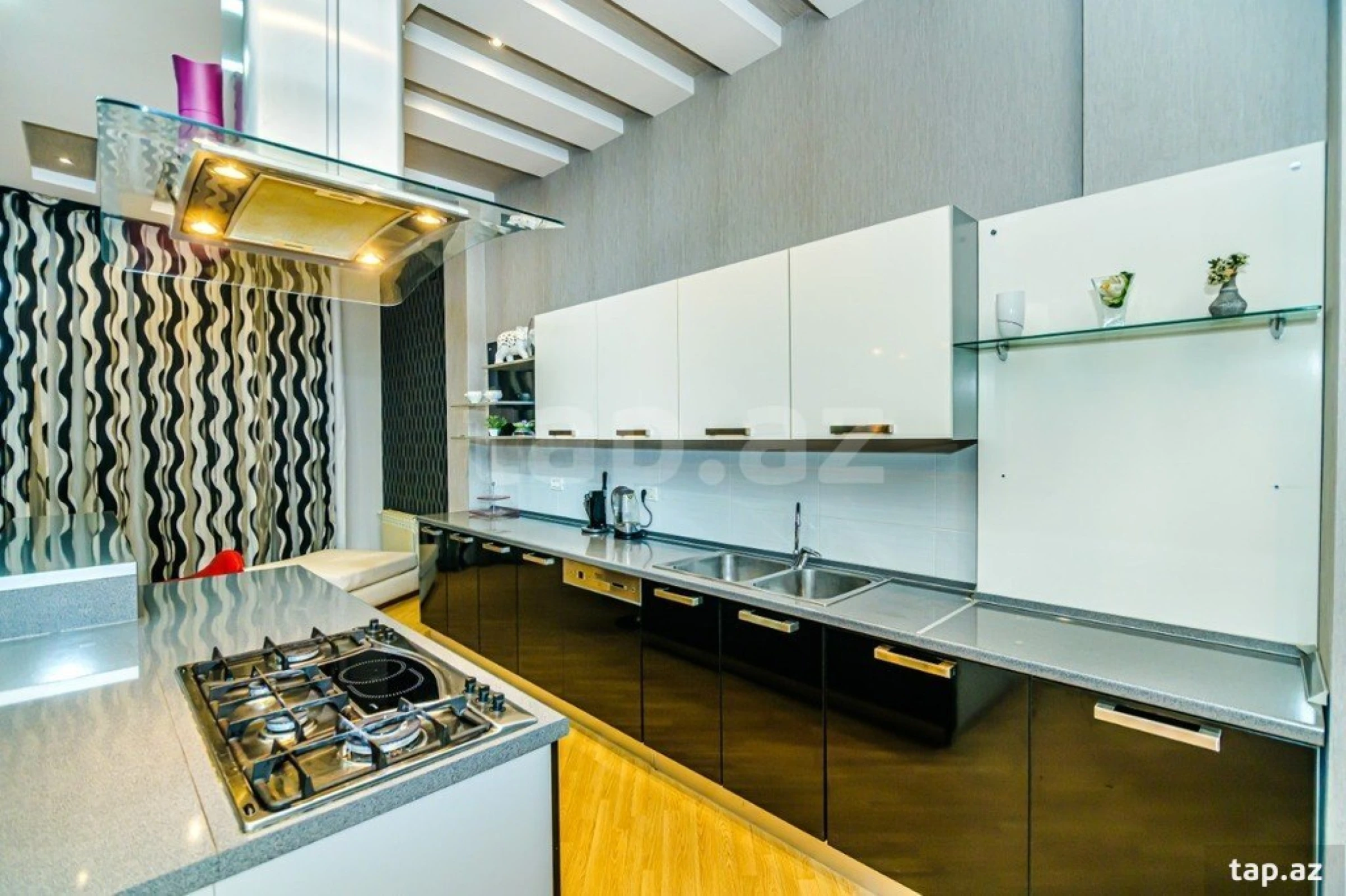 Kirayə verilir 4 otaqlı yeni tikili 210 m²