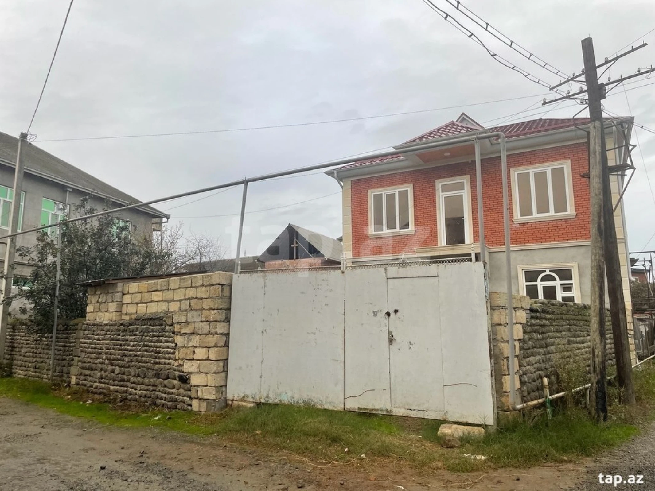 Satılır 6 otaqlı həyət evi