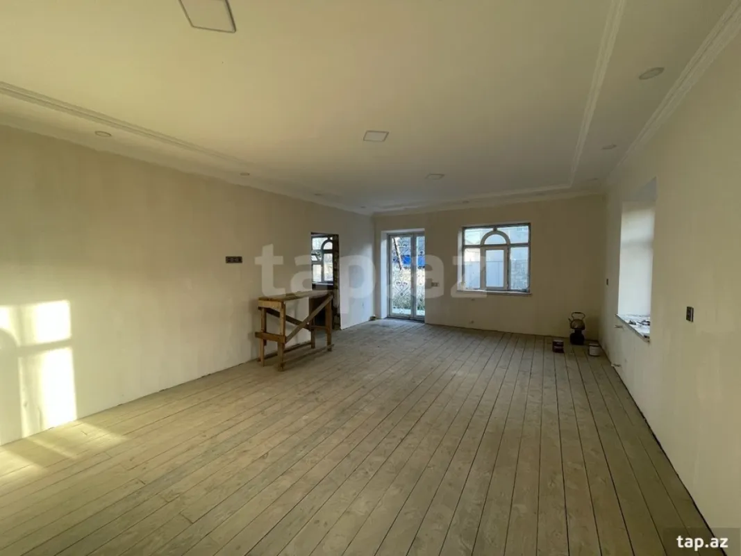 Satılır 6 otaqlı həyət evi