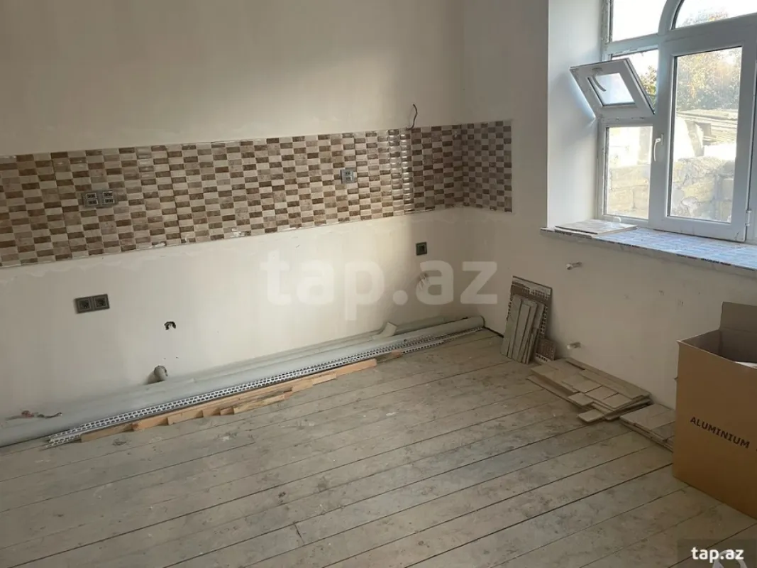 Satılır 6 otaqlı həyət evi