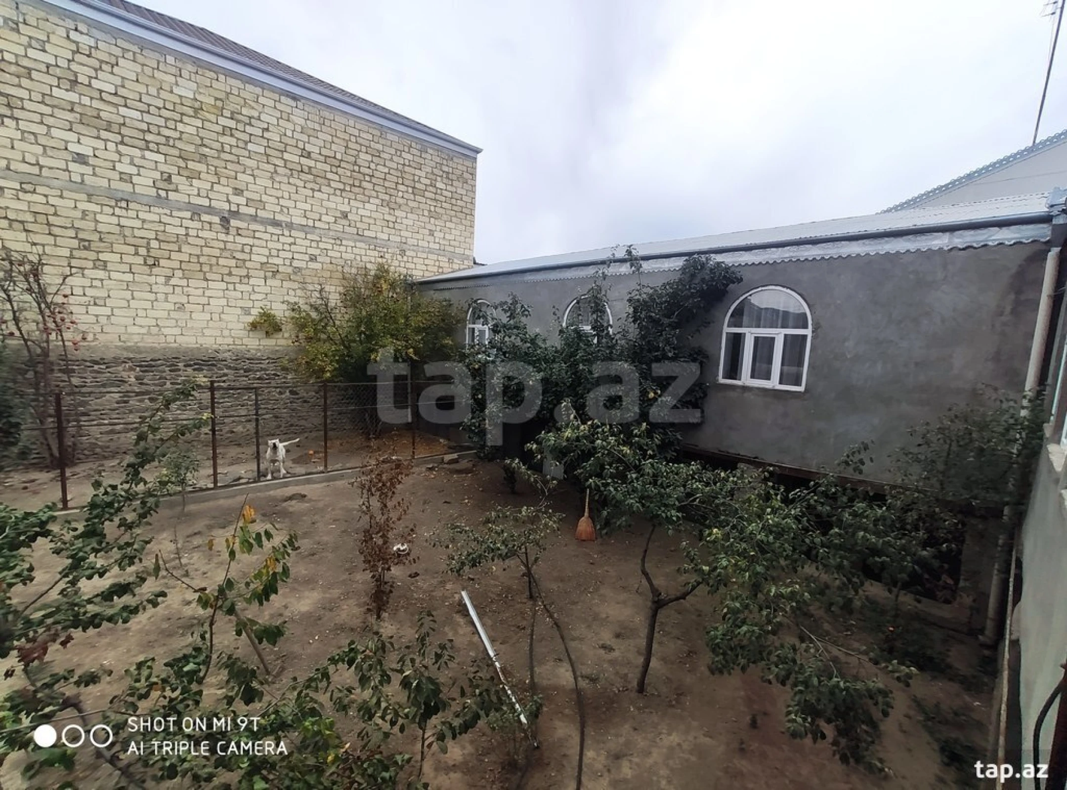 Satılır 8 otaqlı həyət evi