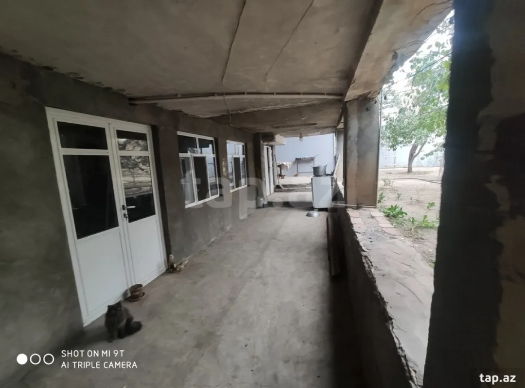 Satılır 8 otaqlı həyət evi
