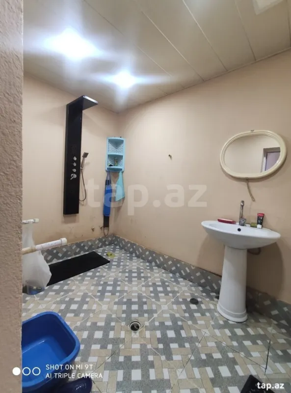 Satılır 8 otaqlı həyət evi