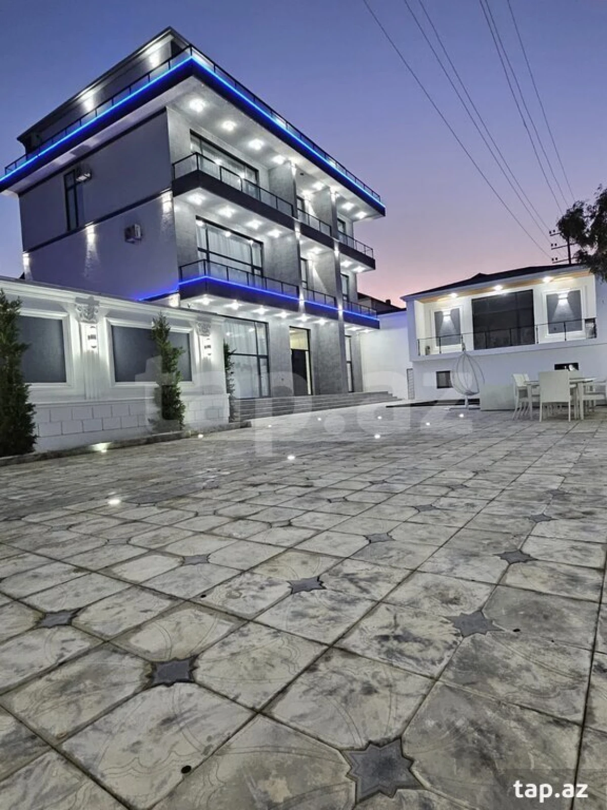 Satılır 9 otaqlı həyət evi