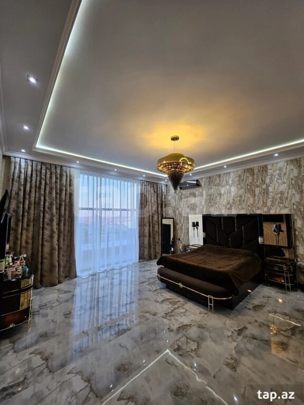 Satılır 9 otaqlı həyət evi