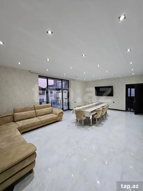 Satılır 9 otaqlı həyət evi